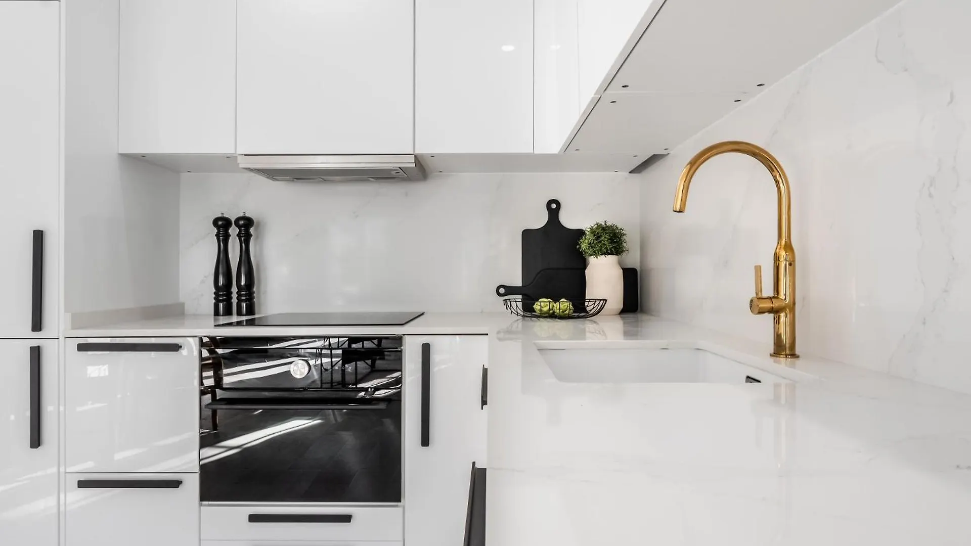 3 Bdrm Stylish Apt W Pool In Puerto Banus Marbella 0*,  Španělsko