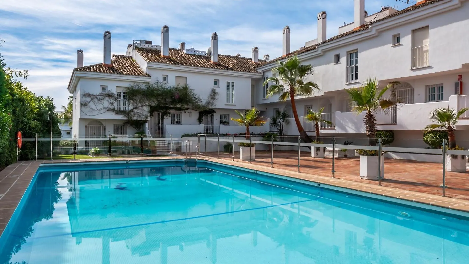 3 Bdrm Stylish Apt W Pool In Puerto Banus Marbella