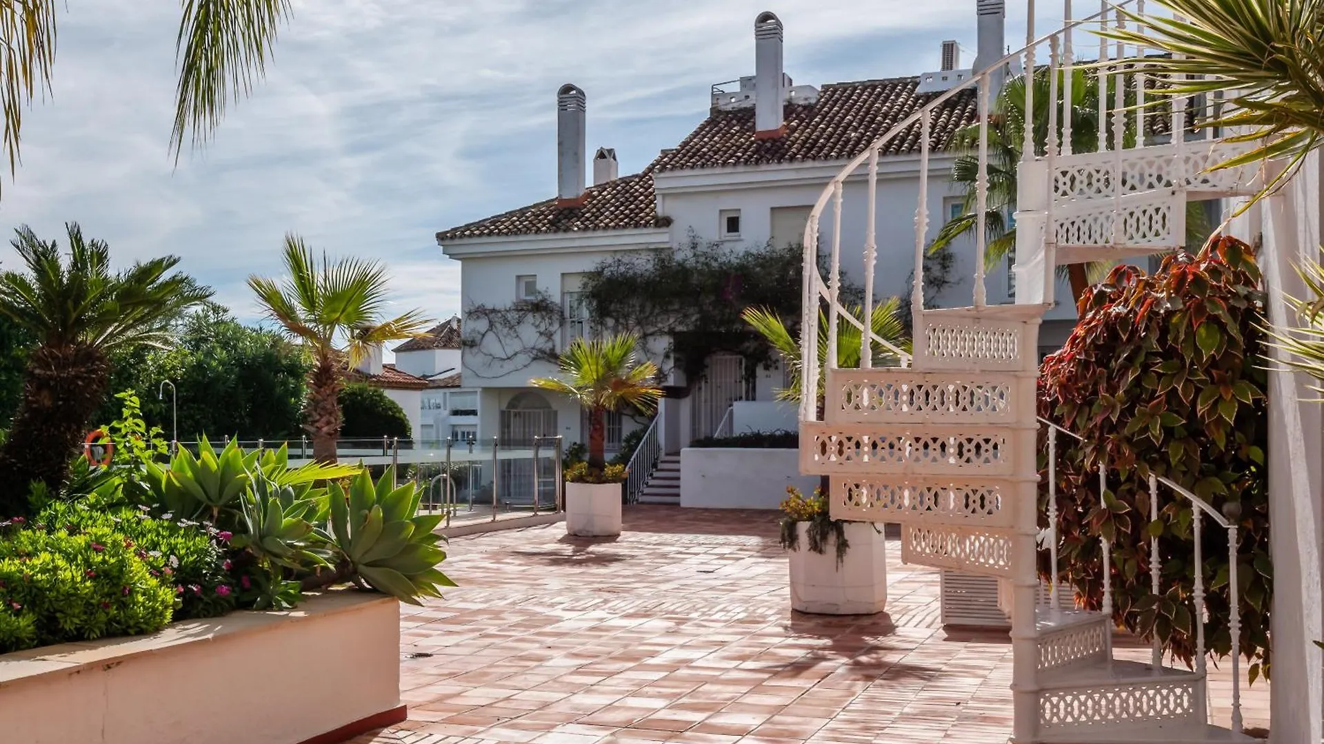 3 Bdrm Stylish Apt W Pool In Puerto Banus Marbella 0*,